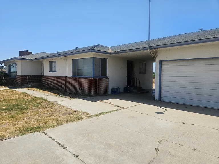 3871 S Clovis Ave — Photo 2