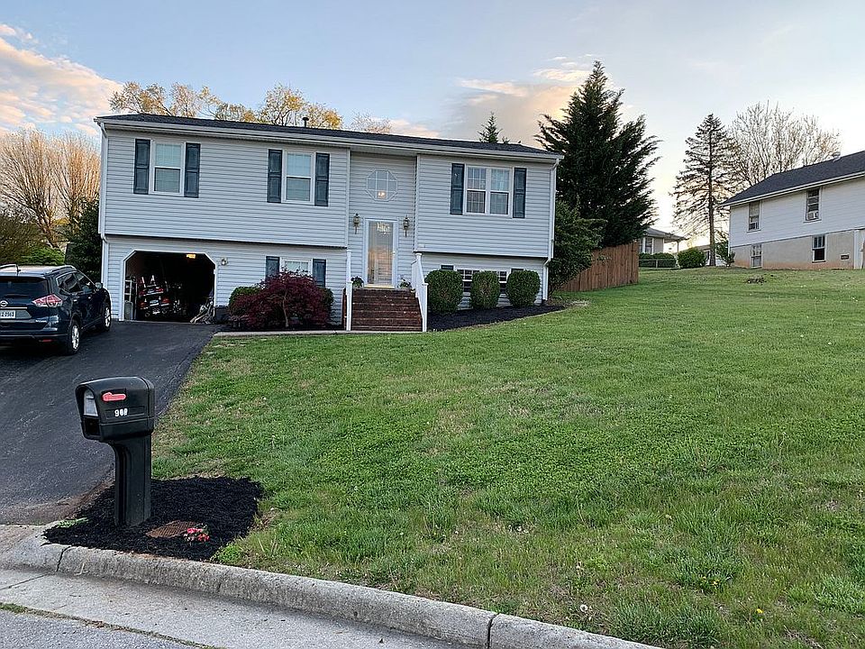 1st image of 908 Greenbrier Ct