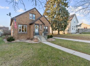 814 S 25th St, Manitowoc, WI 54220