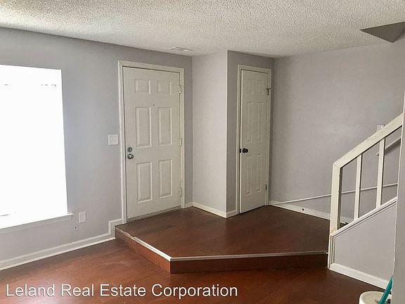 3rd image of 1002 Scarborough Ct