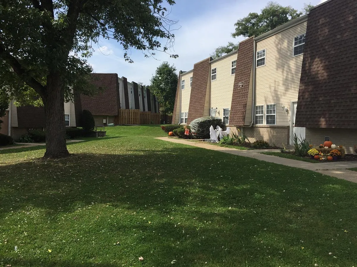 2 bed, 1.5 bath, 966 sqft, $1,175 — Photo 1