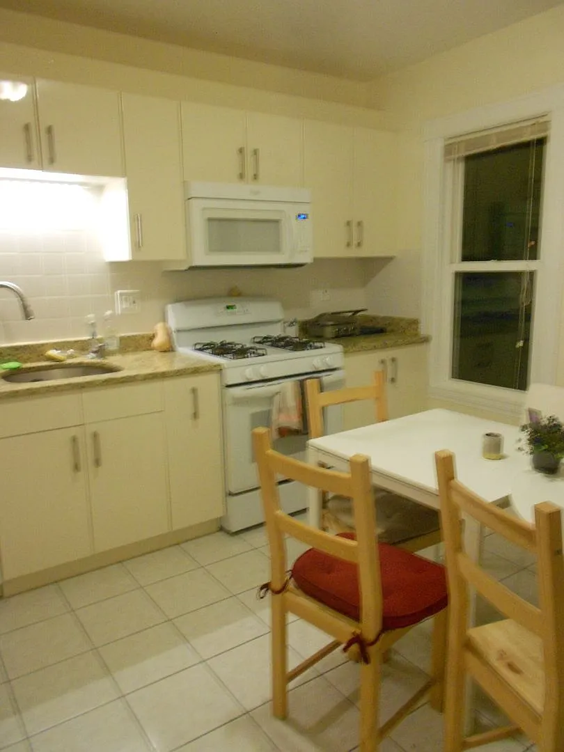 Huge 4 bedroom unit with A/C, in-unit laundry and parking in Oak Square! — Photo 1