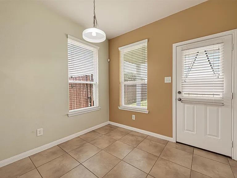 1251 S Maple Dr — Photo 12