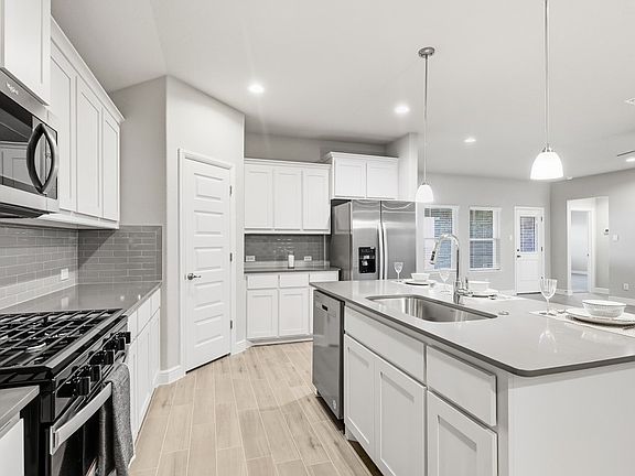 2nd image of 1450 Canterbury Trl