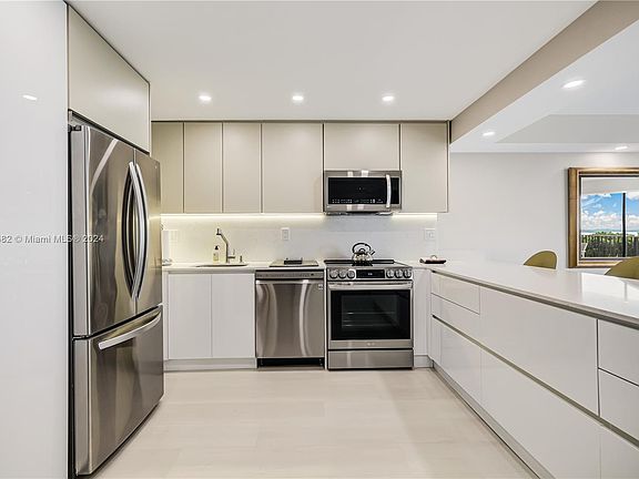 2nd image of 1865 Brickell Ave APT A606