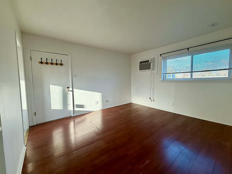 321 La Salle Dr — Photo 2