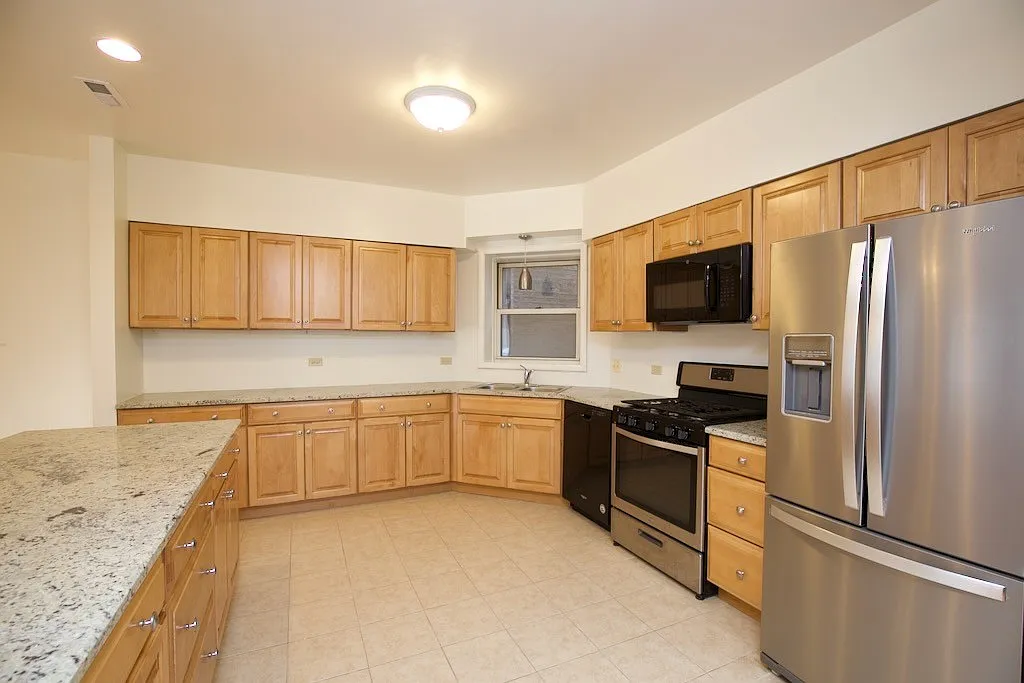 Astounding 4 Bed, 2 Bath at Sheridan + Columbia (Rogers Park) — Photo 3