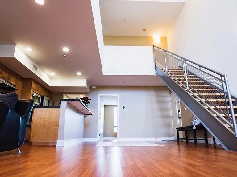 518 S Brea Blvd — Photo 2