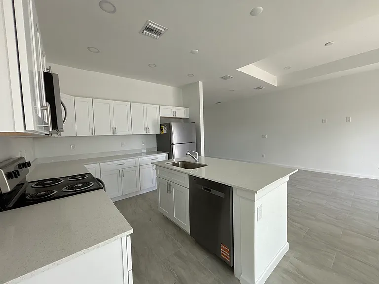 3005 31st St W — Photo 9