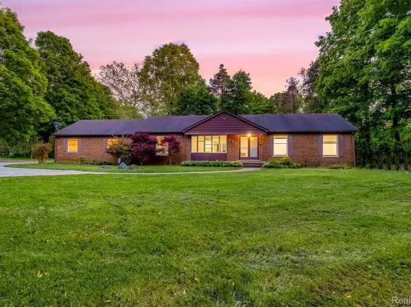750 E Buno Rd, Milford, MI 48381