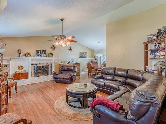 5th image of 412 Teal Wood Ln
