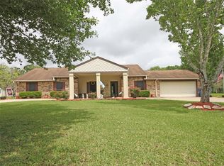 201 Coleman Dr, Angleton, TX 77515