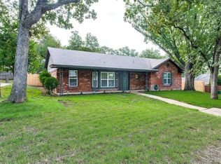 2113 Yosemite Ct, Fort Worth, TX 76112