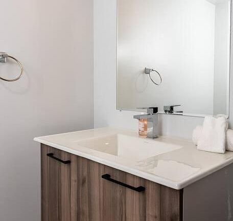 2nd image of 917 S Berendo St #403
