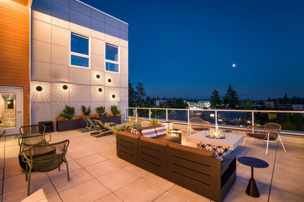 End your day fireside on Modera Shoreline's rooftop terrace, where cozy seating and skyline views set the tone for relaxed Northwest evenings.