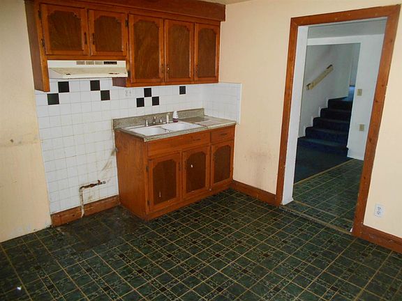 5th image of 823 Houghton St