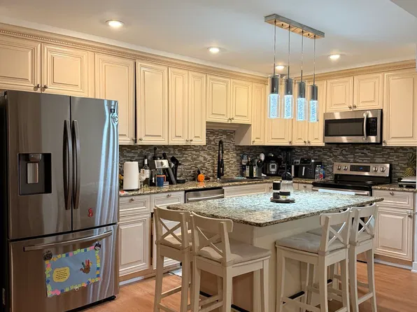 10723 W 5th Ave #108, La Grange, IL 60525
