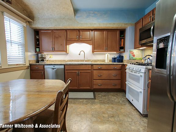 4th image of 819 Oaklawn St NE