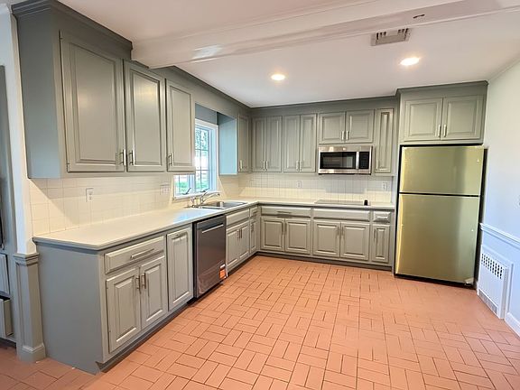3rd image of 343 Bay Rd