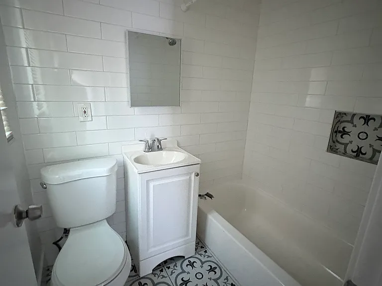 1136 Hoffman Ave #3 — Photo 2