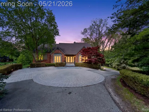 2076 Shore Hill Ct, West Bloomfield, MI 48323