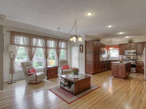Hearth/breakfast room
