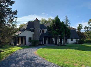156 Gnarled Hollow Rd, East Setauket, NY 11733