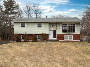 12 Earlwood Dr, Poughkeepsie, NY 12603