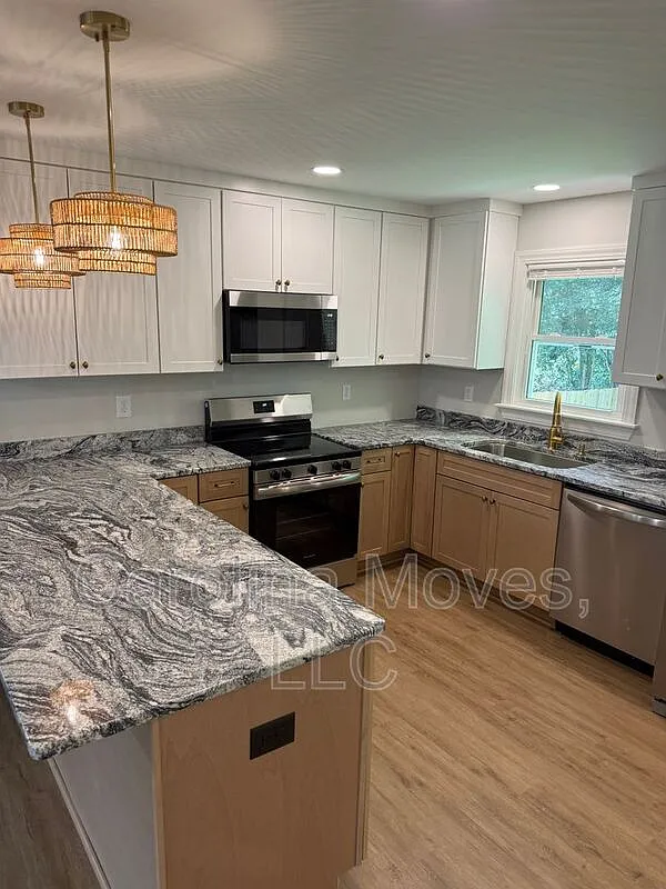 4 bed, 1.5 bath, 1056 sqft, $1,575 — Photo 2