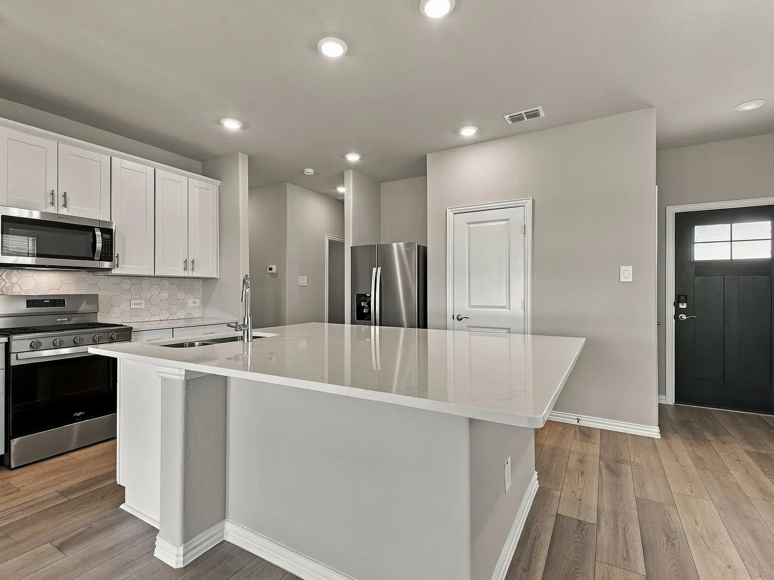 3 bed, 1318 sqft, $2,100 — Photo 3