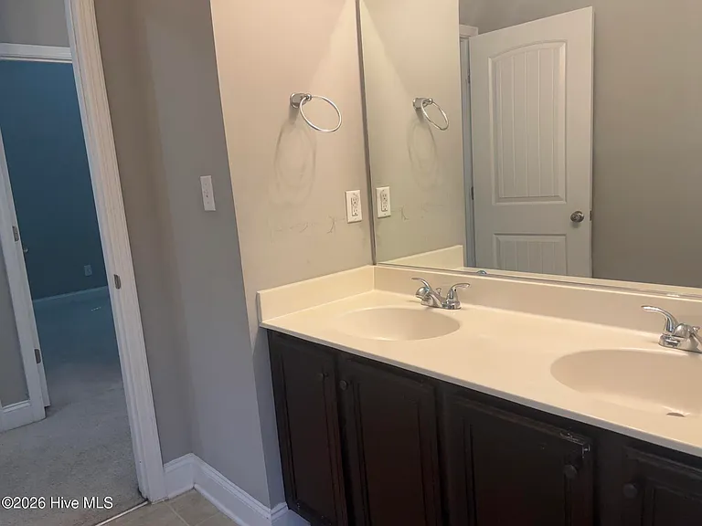 647 Dunrobin Ln — Photo 13