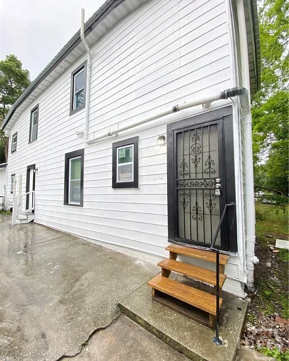 1611 1/2 E Henry St #B