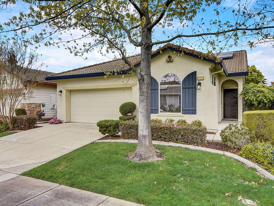1st image of 221 Pelican Bay Cir
