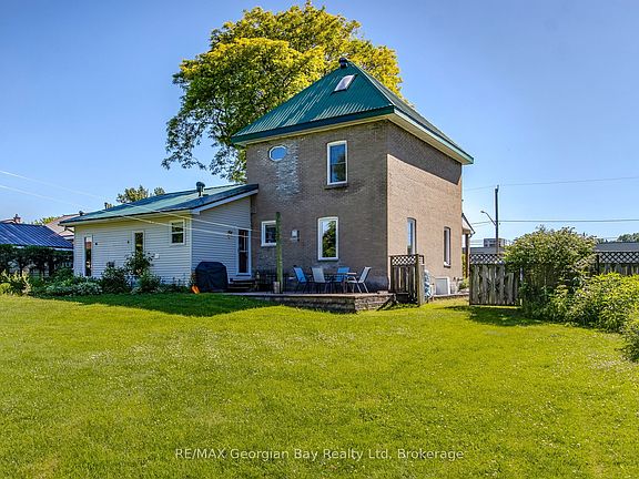 2nd image of 305 Lindsay St E