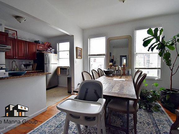 4th image of 136 Bedford Ave APT 4
