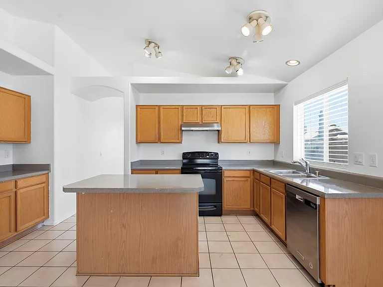 1302 E Michelle Dr — Photo 7