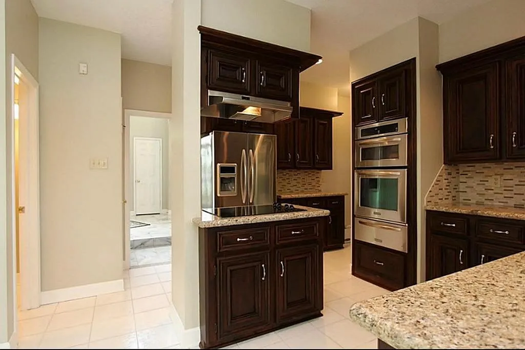 4 bed, 2.5 bath, 2330 sqft, $2,500 — Photo 3