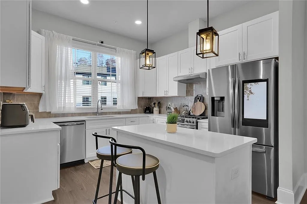 3 bed, 3.5 bath, 2392 sqft, $4,400 — Photo 2