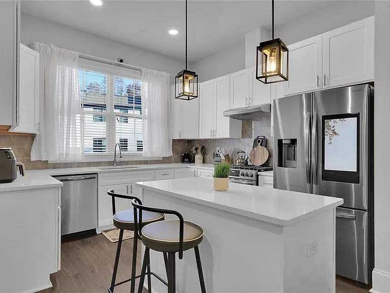 8026 Linfield Way — Photo 2
