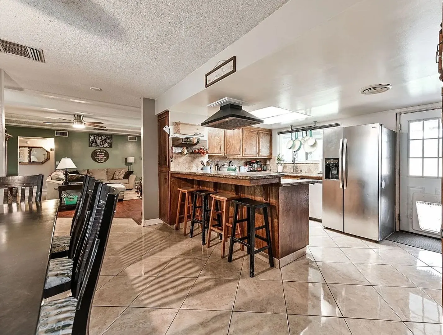 Beautiful Solar-Powered 4 Bedroom Home — Photo 2