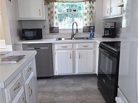 5th image of 486 Pine Circle Ext