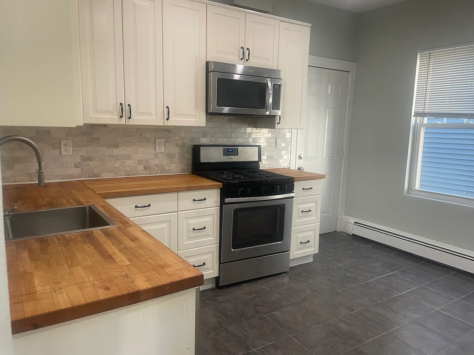 3 bed, 1000 sqft, $3,289 — Photo 1