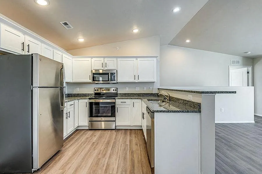The Peninsula Apartments — Photo 3