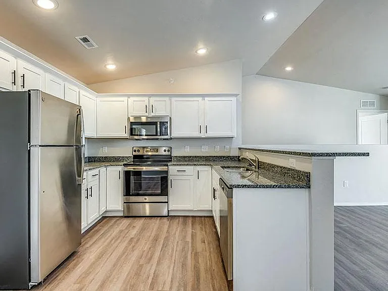 The Peninsula Apartments — Photo 4