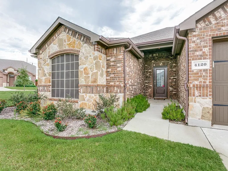 4120 Spur Trail Dr — Photo 2