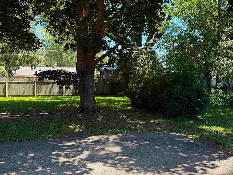 652 N Oak St — Photo 2