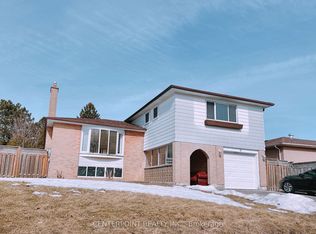 9 Oakmeadow Blvd, Toronto, ON M1E 4G2