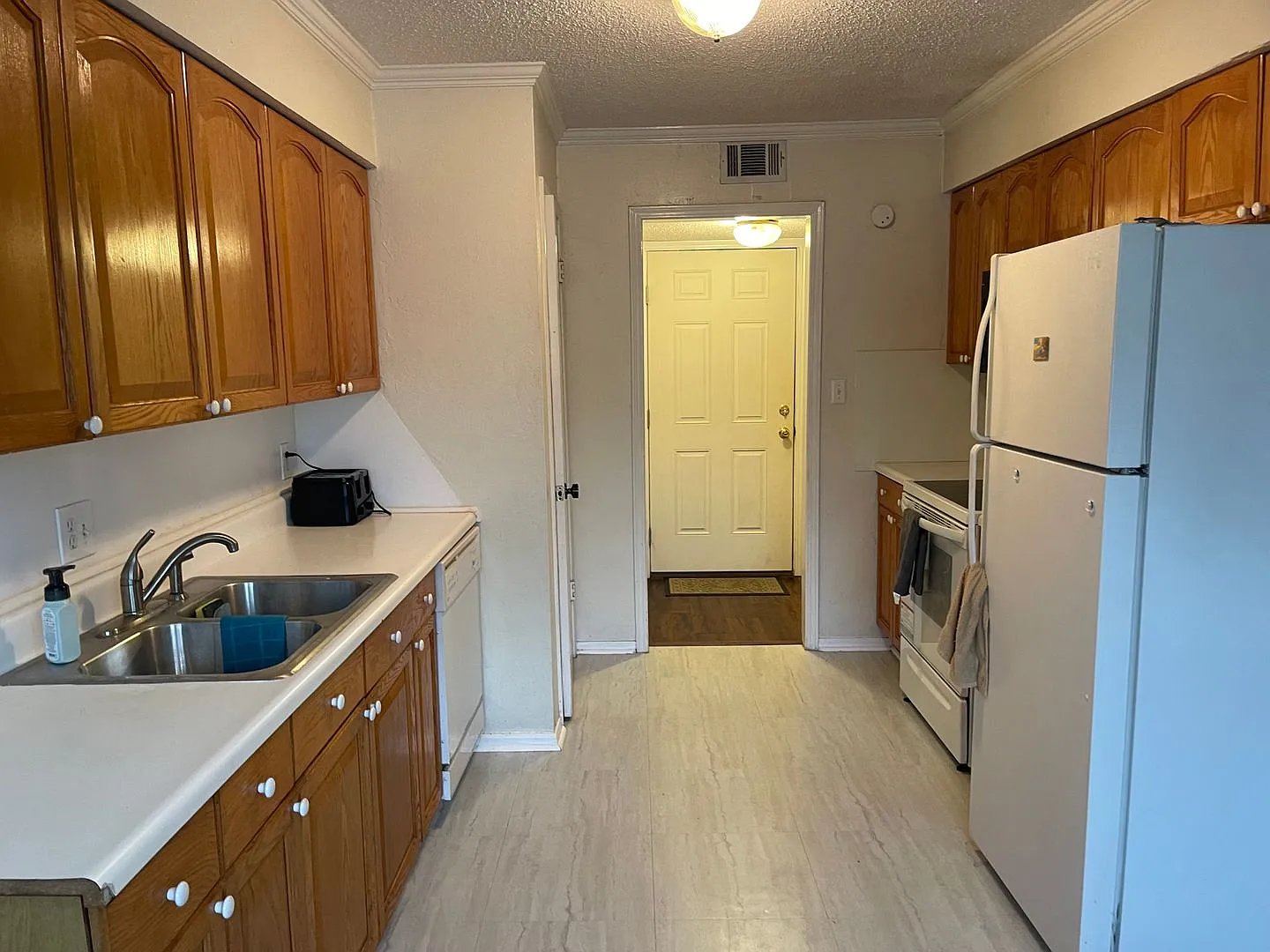 3 bed upstairs condo in Norman, community pool and plenty of parking! — Photo 3