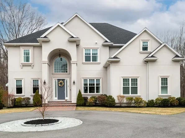 24 Wildewood Dr, Lynnfield, MA 01940
