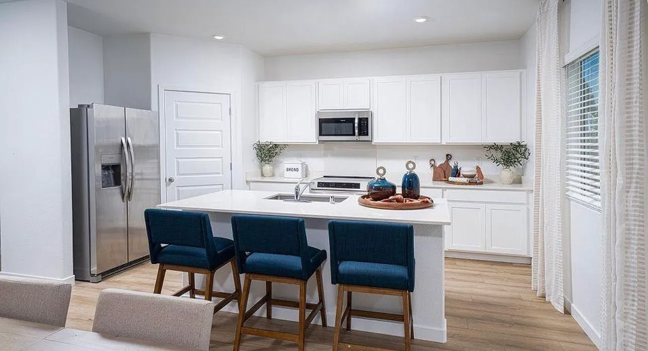 5 bed, 2389 sqft, $2,795 — Photo 3